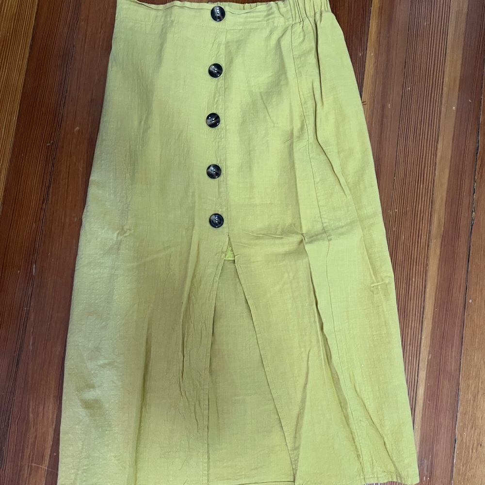 Mid leg length skirt with slit